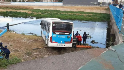 Córdoba: un colectivo chocó contra un auto y casi termina en el fondo del río