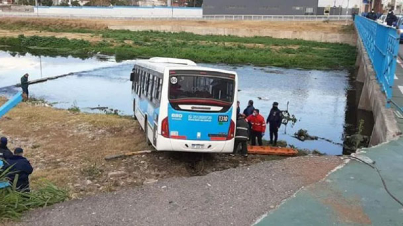 Córdoba: un colectivo chocó contra un auto y casi termina en el fondo del río