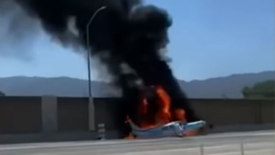 Una avioneta cayó sobre una autopista y fue embestida por un camión