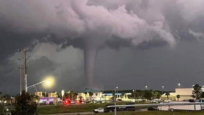 Captan impresionante tromba marina en Florida
