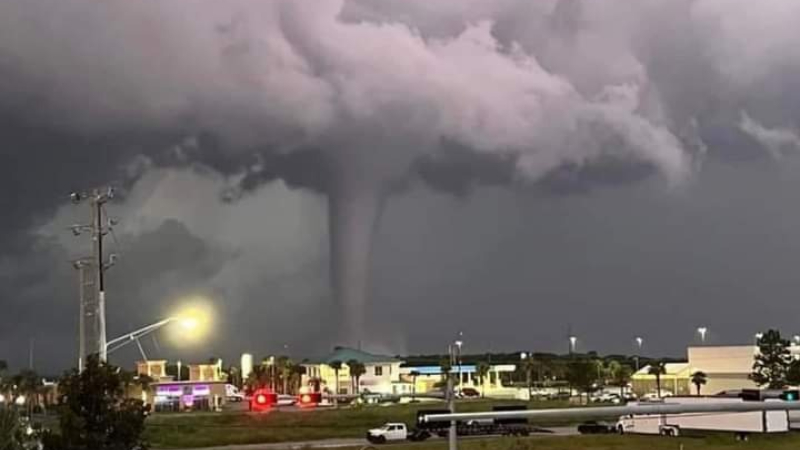 Captan impresionante tromba marina en Florida