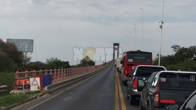 Hay demoras en el puente interprovincial por un camión parado
