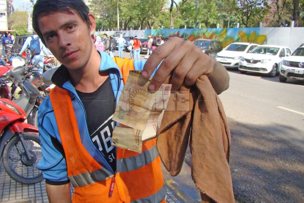 Los "cuida y lavacoches" también sienten el impacto de la inflación