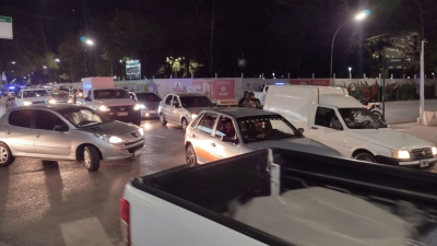 Se mantiene una protesta piquetera a metros de Casa de Gobierno