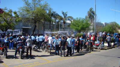 La UTA y choferes de líneas urbanas se manifestaron en el municipio