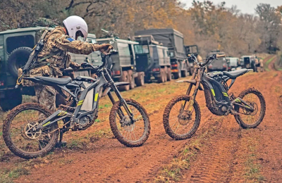 Motos militares modernas, electricidad y doble tracción