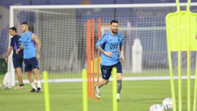 Messi se entrenó con el grupo y echó por tierra rumores de su lesión