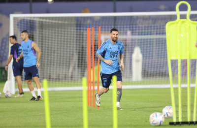 Messi se entrenó con el grupo y echó por tierra rumores de su lesión