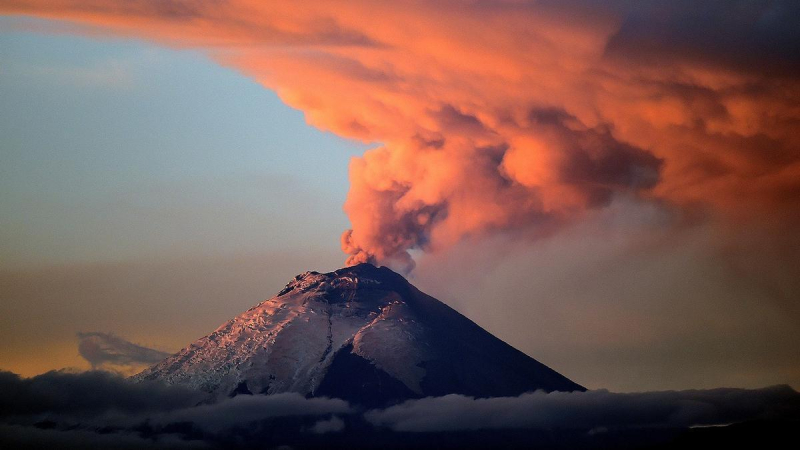 Entró en erupción el volcán activo más grande del mundo