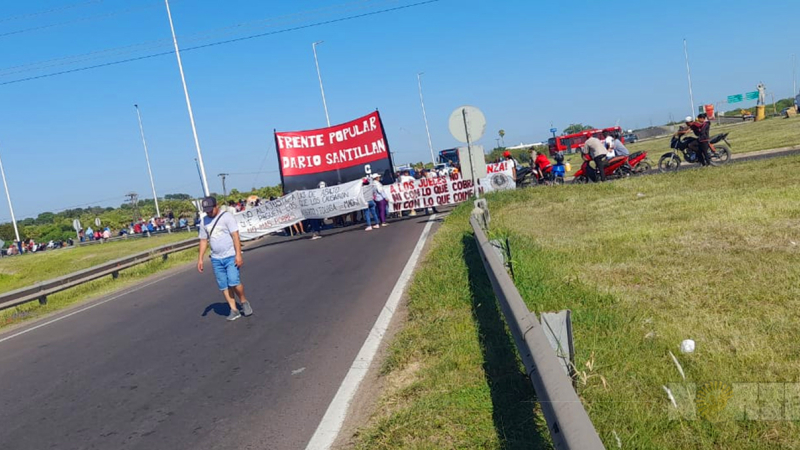 Demoras en el acceso al puente General Belgrano por una protesta social