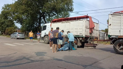 Motociclista se salvó de milagro tras chocar contra un camión