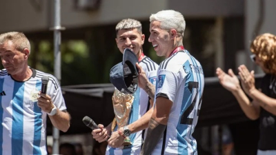 Enzo Fernández y Exequiel Palacios fueron homenajeados en San Martín