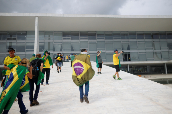 Los extremistas, en su mayoría con camisetas amarillas y verdes  y banderas de Brasil, atacaron algunos vehículos de la Policía  Legislativa, encargada de brindar seguridad al Congreso.