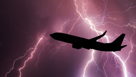 avion entre rayos.jpg