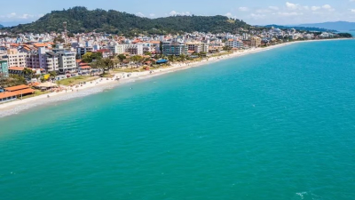 Identifican la causa del brote de gastroenteritis en playas de Florianópolis y crecen los casos