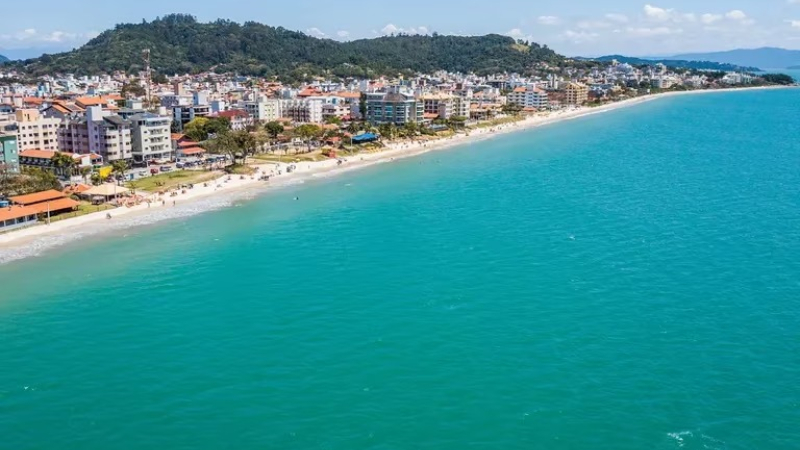 Identifican la causa del brote de gastroenteritis en playas de Florianópolis y crecen los casos