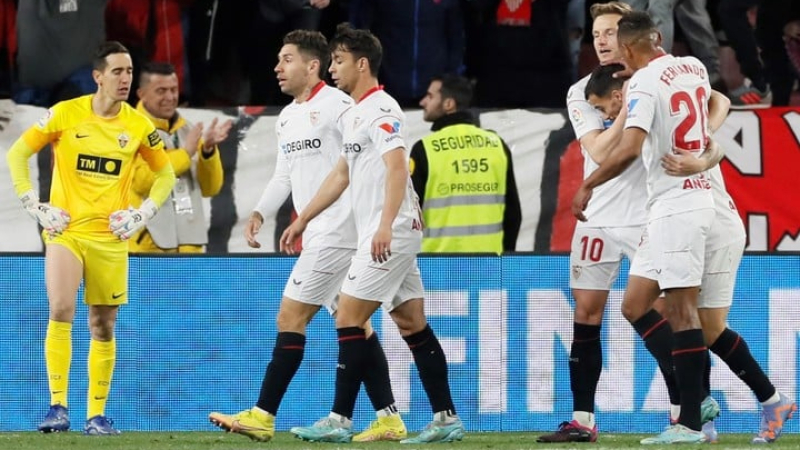 Con un partidazo del Huevo Acuña, Sevilla goleó en su casa