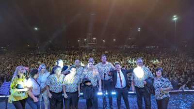 Multitudinario cierre de los festejos de la ciudad con Los Palmeras
