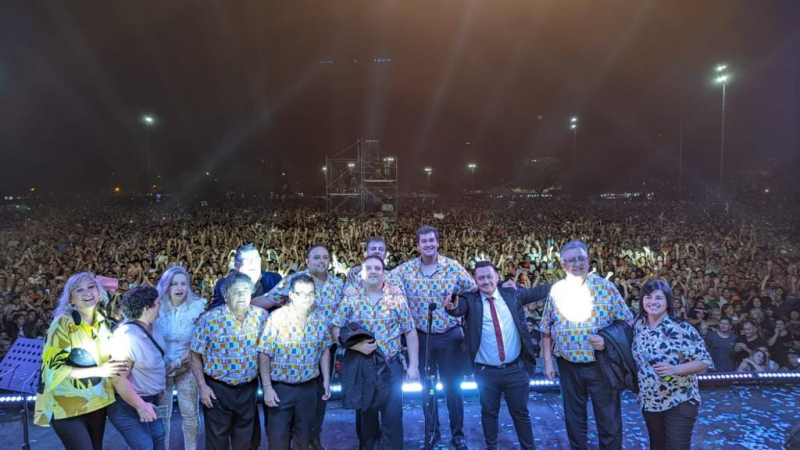 Multitudinario cierre de los festejos de la ciudad con Los Palmeras