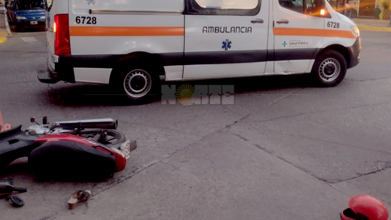 Una colisión entre un auto y moto dejó a una mujer lesionada