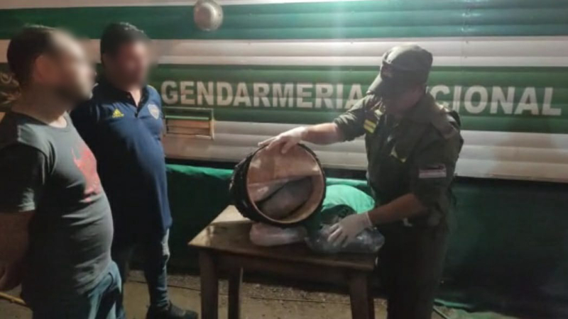 Gendarmes detuvieron a un pasajero ocultaba marihuana dentro de dos bombos