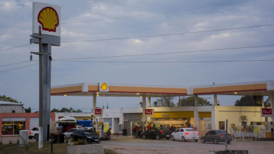 Estacioneros advierten que el precio de la nafta tiene un "retraso" cercano al 30%
