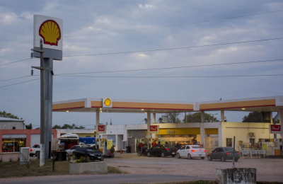 Estacioneros advierten que el precio de la nafta tiene un "retraso" cercano al 30%
