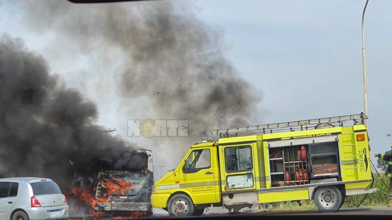 Un colectivo fue consumido por el fuego en la colectora de la autovía 16