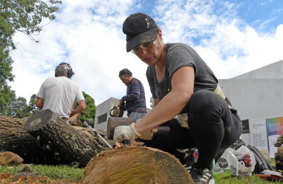 Escultoras chaqueñas dan los primeros cortes a sus obras