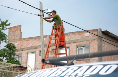 El programa "Luces de mi ciudad" ya iluminó veinte barrios de Resistencia