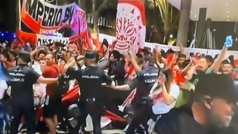 Escandalosa agresión de la policía española a jugadores del seleccionado de Perú