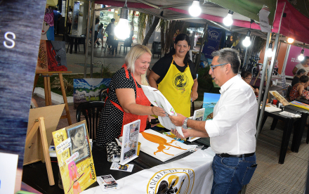 GUSTAVO CON ARTISTAS EN LAPEATONAL 2.jpg