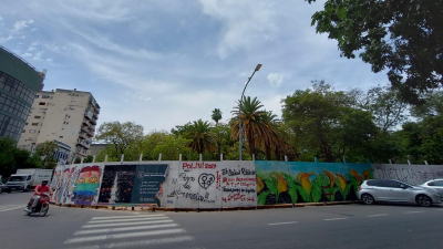 Reúnen firmas para que quiten vallas de la plaza central
