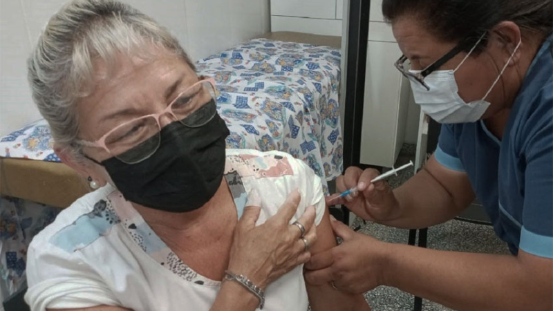 Inmunizan contra la gripe en centros de salud y vacunatorios habilitados
