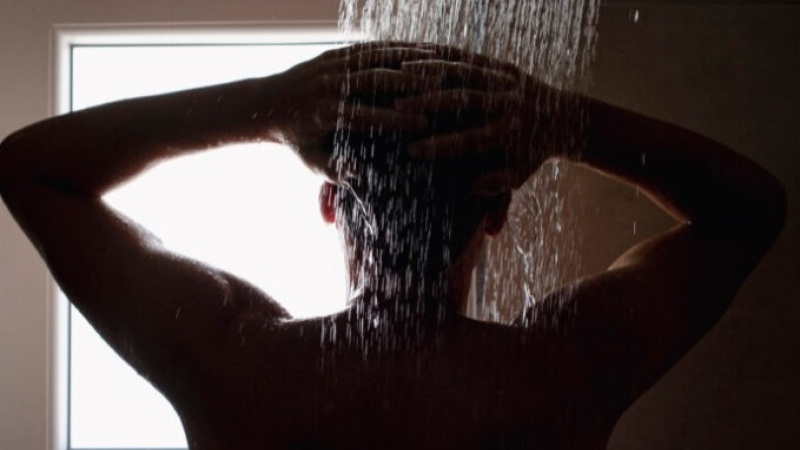 Un debate poco conocido: ¿Orinar en la ducha o en el inodoro?