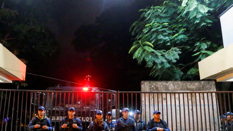La Policía paraguaya arrestó al líder opositor Cubas mientras transmitía en vivo