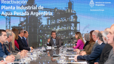 Massa encabezó la firma del convenio para reactivar la planta de agua pesada más grande del mundo