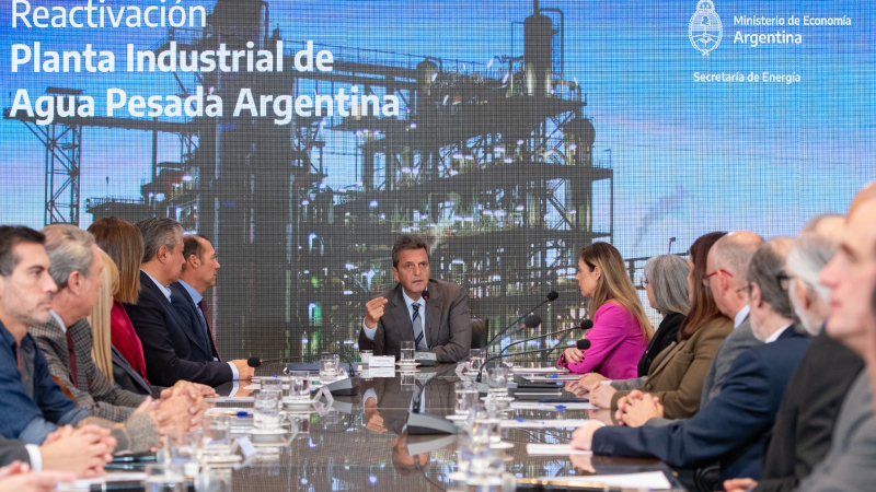 Massa encabezó la firma del convenio para reactivar la planta de agua pesada más grande del mundo
