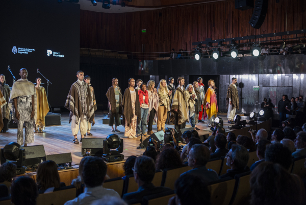 Lo que dejó la apertura del mercado de industrias culturales argentinas, desfile y show musicales.