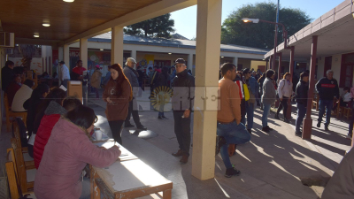 Sáenz Peña: comenzaron a votar con demoras de hasta dos horas en algunas escuelas