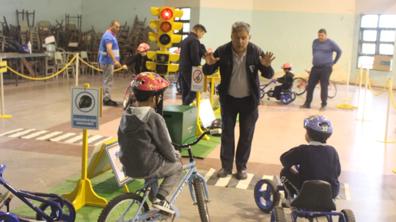 Niñas y niños de la EEP N°596 practicaron en la pista móvil del Municipio