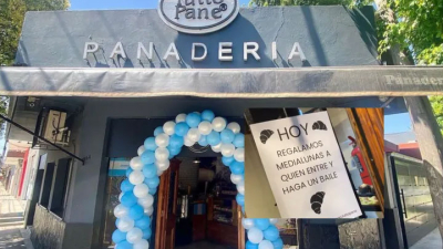 Una panadería regala medialunas a clientes que entran bailando al local