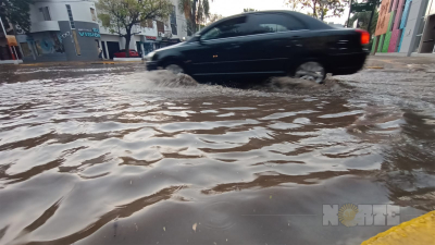 Las primeras lluvias complicaron algunas calles del centro de Resistencia