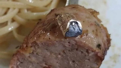 Un hombre que comía un asado con su familia encontró una bala dentro de un chorizo
