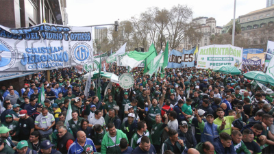 Masiva movilización de sindicatos al Ministerio de Economía