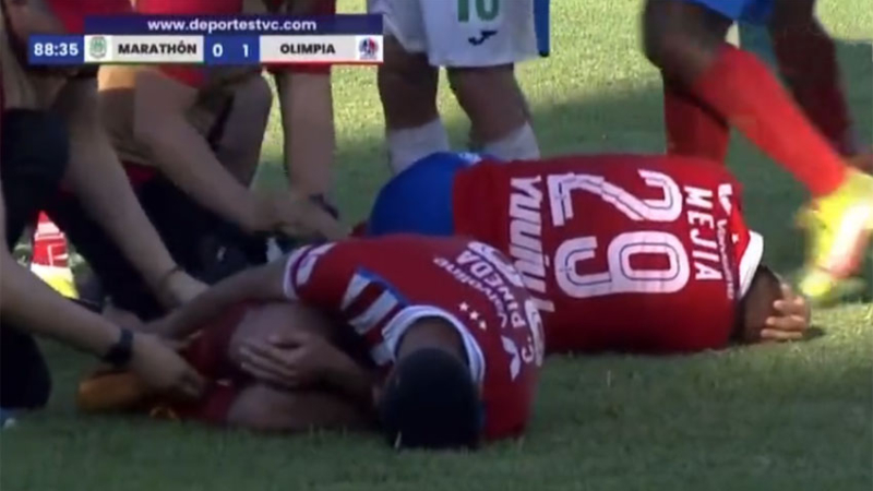 La patada del año: lesionó a dos jugadores rivales al mismo tiempo