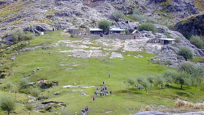 Una "aldea europea" escondida en pleno cerro argentino