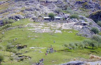 Una "aldea europea" escondida en pleno cerro argentino