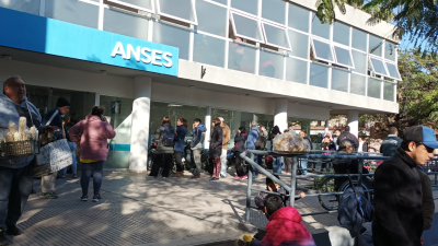 Cientos de personas concurren a la ANSES en busca del "IFE 2023" y los créditos para trabajadores