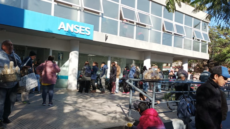 Cientos de personas concurren a la ANSES en busca del "IFE 2023" y los créditos para trabajadores